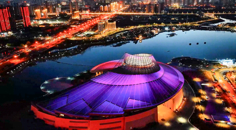 一湖光，半城夜